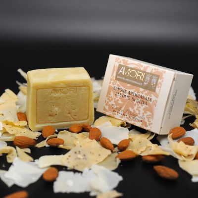 sapone e scatola artiginale alla mandorla DOLCE MENNULA Sapone artigianale all'olio di oliva al profumo di mandorla di Sicilia.